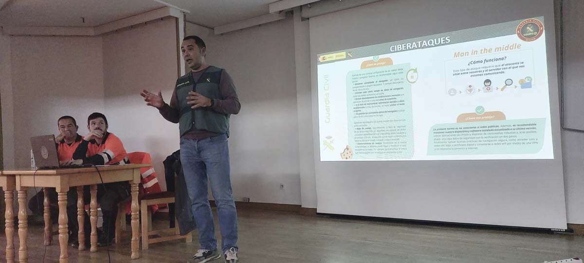 Protección Civil y el Ayuntamiento de Riaza organizaron esta jornada sobre ciberdelincuencia el 30 de noviembre en el centro cultural de la localidad.