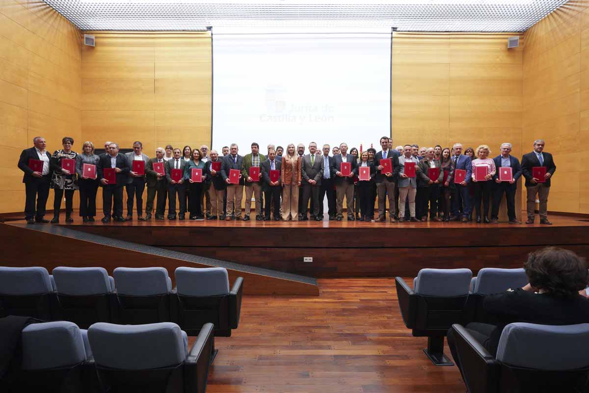 Los representantes de los 44 grupos de acción local de Castilla y León  posan con Gerardo Dueñas, Consejero de Agricultura, Ganadería y Desarrollo Rural de la Junta de Castilla y León, tras el acto de la firma del convenio.