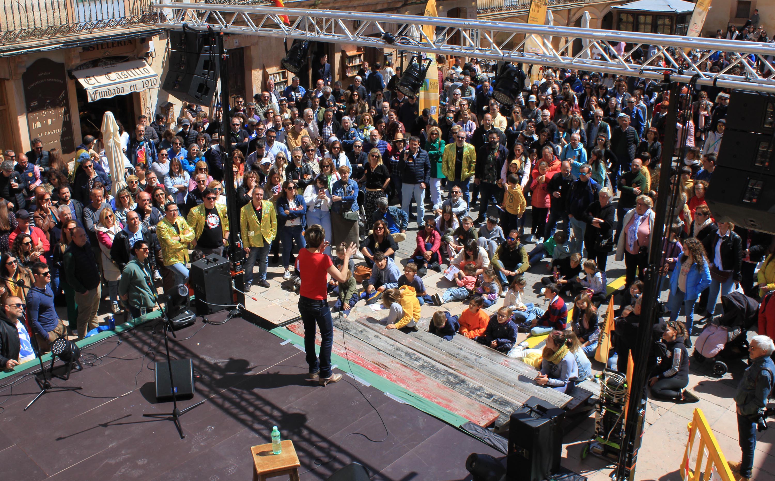 La humorista Sara Escudero fue la encargada de abrir la programación de actividades de la mañana de sábado en la primera edición del festival.