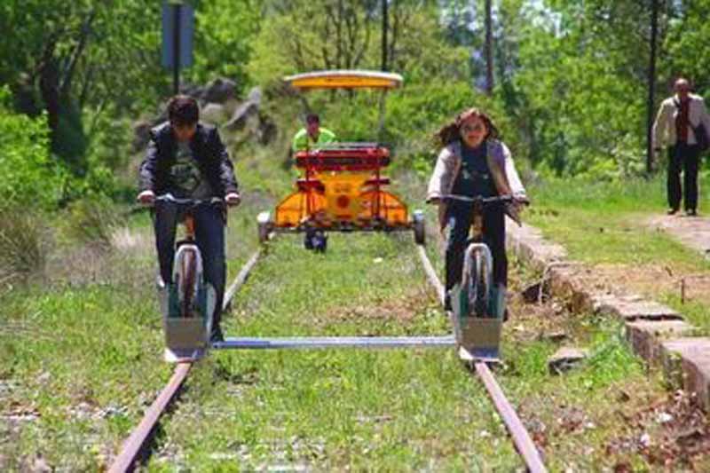 La Vía de la Plata (Palazuelo-Astorga) en nuestro país es una muestra de uso turístico popular de vías por las que no pasan trenes.