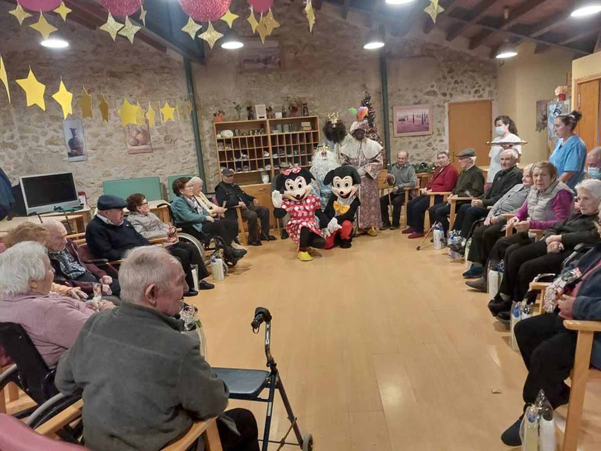 Los mayores de la residencia de Urueñas, con SSMM los Reyes Magos de Oriente.