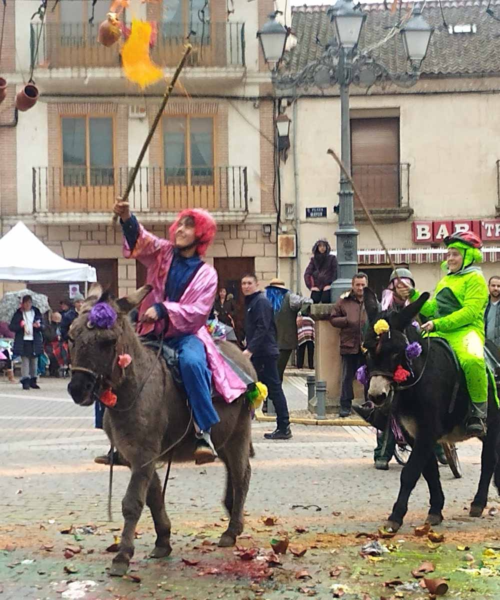 Los jóvenes de Prádena han cumplido con la tradición este martes de Carnaval. Montados en cuatro burros y afinando su puntería han roto los botijos que colgaban de una soga en la Plaza Mayor de la localidad.