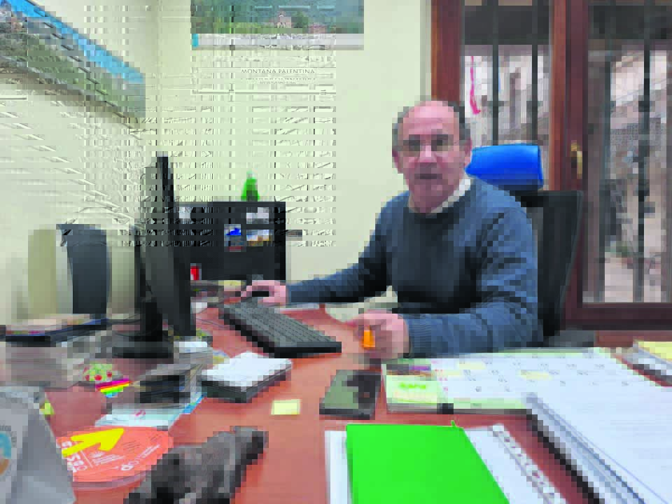 José Manuel Merino, en su despacho de ACD Montaña Palentina, en Cervera de Pisuerga. Gran conocedor del territorio en el que actúa, está siempre al pie del cañón y es más sencillo encontrarle en aquellos lugares donde se está desarrollando la acción, implicándose y siendo parte activa, que entre los papeles de su oficina.