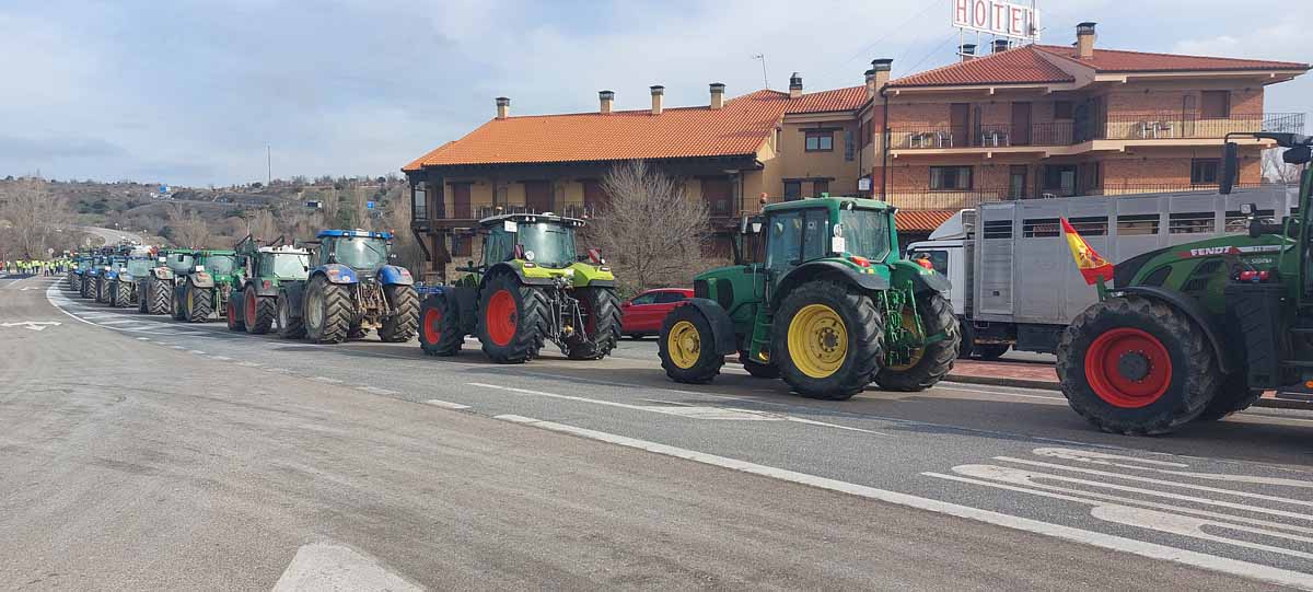 Varios agricultores del Nordeste de Segovia subieron a sus tractores en señal de protesta por la situación del sector agrario.