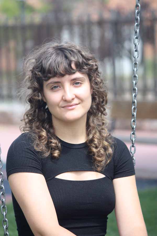 Alba de la Cruz García (23 años) estudió en su Sepúlveda natal hasta 4º de la ESO. Iba por la rama de ciencias por tradición familiar, pero se dio cuenta de que no era lo suyo. Marchó a estudiar bachillerato a Cantalejo y el primer año vio que no le gustaba. Aparecieron múltiples factores que le hicieron darse cuenta de que no quería vivir una vida impuesta. Se metió en el grupo de teatro de su pueblo y le enganchó. Empezó entonces los estudios de Bachillerato Artístico en Segovia, para seguir después Dirección Escénica y Dramaturgia en la Escuela Superior de Arte Dramático de Castilla y León, donde hizo las pruebas para la asignatura de teatro en 2º curso y la seleccionaron. Cuatro años después, es una de las ganadoras de la Beca Arte Joven de Castilla y León, que le ha abierto muchas puertas.