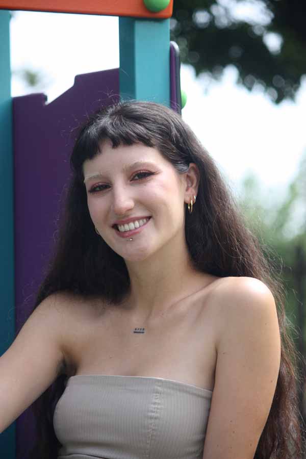 Jimena Merino Miranda tiene 22 años y ha nacido en Ayllón. Se fue a Madrid con 15 a estudiar Bachillerato de Artes tras finalizar en el IES y luego realizó el Grado en Bellas Artes. Allí nació el impulso de fijarse en su propio pueblo, “cuando eres joven crees que en el pueblo no hay nada”, dice. Estéticamente le empezó a parecer muy interesante, fijándose en tradiciones, música y folclore, aunque ahora se fija más en el presente. “Me gusta ver cómo se relaciona la gente con su entorno. Abordo mucho el tema de la despoblación. De hecho, la obra que presenté al certamen iba se ese tema, a base de capas de las construcciones retratada en moldes”. También hizo la beca de Campus Rural en Ayllón, en el museo de arte contemporáneo, donde organizó dos exposiciones.