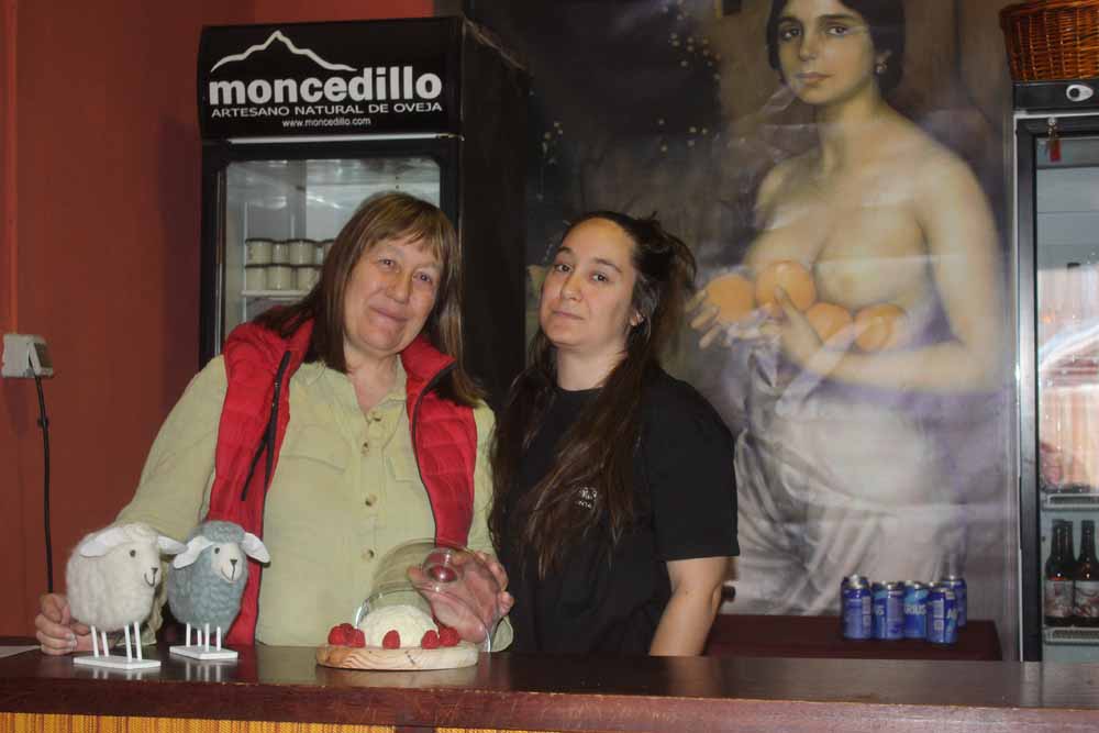 Paz Villapecellín está al frente Moncedillo desde principios de año. Junto a ella, su hija Conchi, que trabaja con ella en la elaboración de los quesos artesanos.