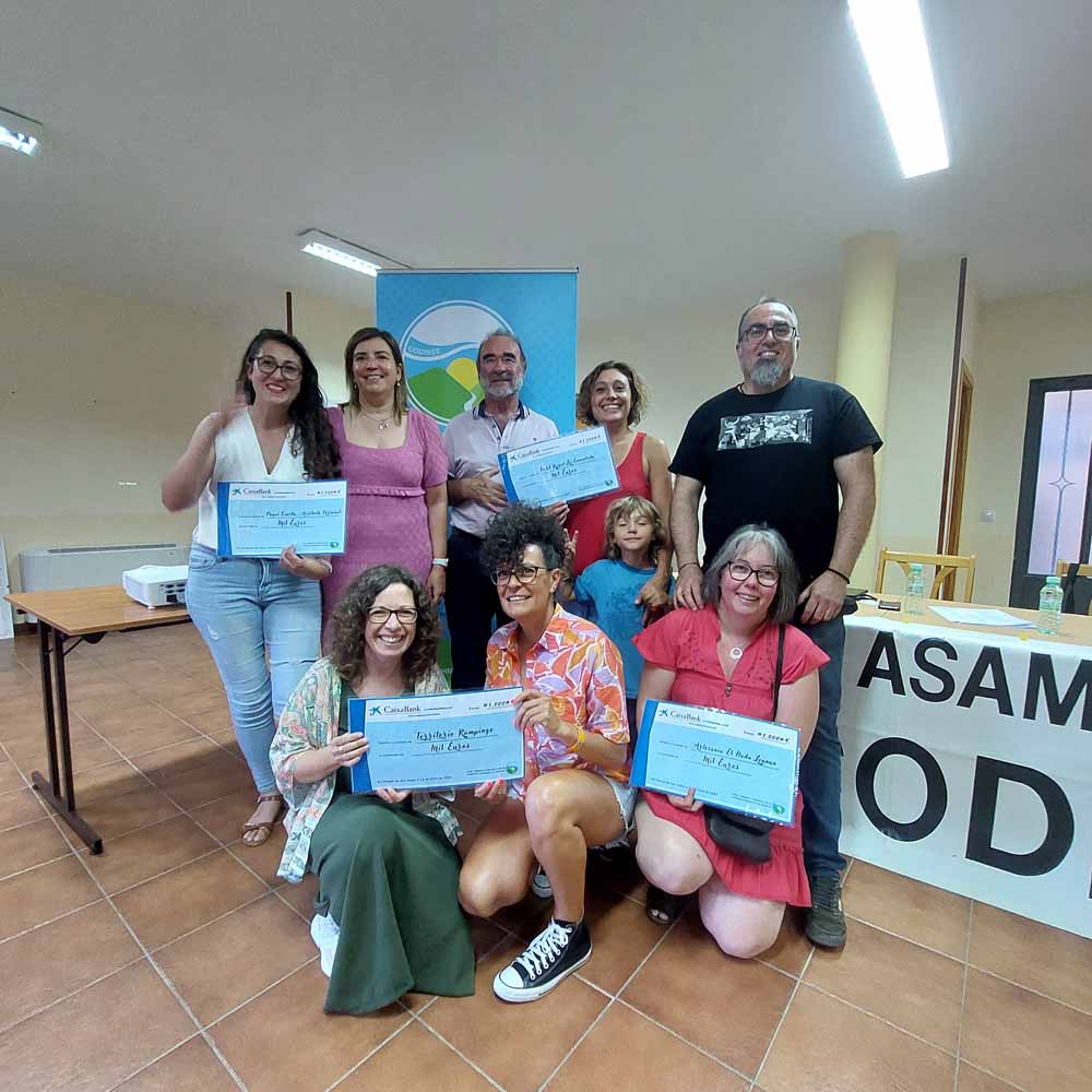 Los cuatro proyectos emprendedores premiados por el programa Tierra de Oportunidades, junto a Charo Ibáñez de Caixabank y Jesús López, presidente de CODINSE.