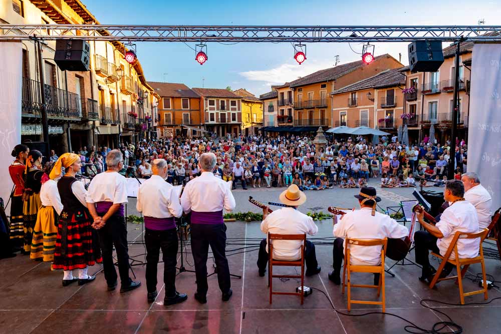 La Ronzalla de Ayllón actuó en la tercera edición del certamen de danzas "Que no pare la rueda". /FOTO: ALBERTO GONZÁLEZ DE LA IGLESIA.