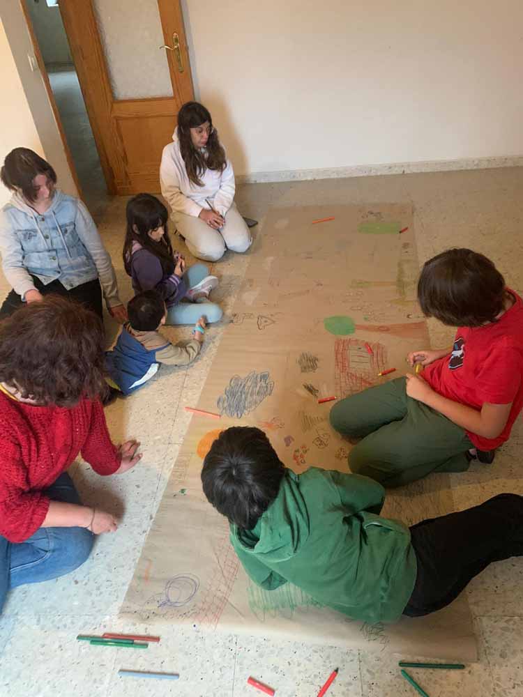 Imagen del taller de pintura para niños que se celebró durante la tarde del sábado 29 de junio.