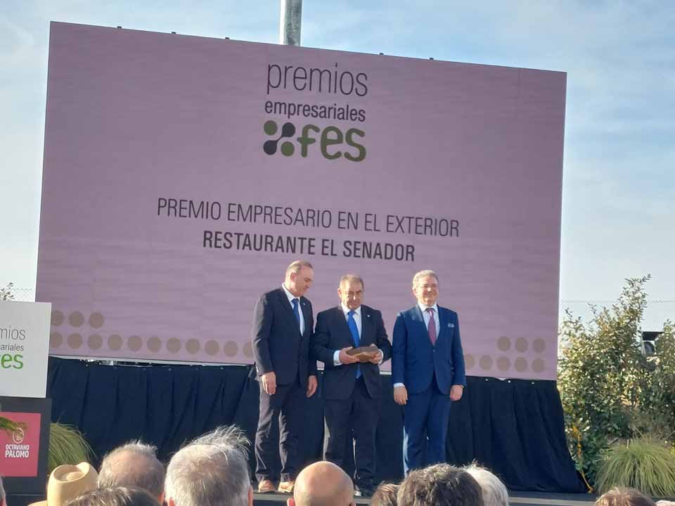 Ángel Gutiérrez Barbolla (en el centro) durante la recogida del premio de la Federación de Empresarios de Segovia.
