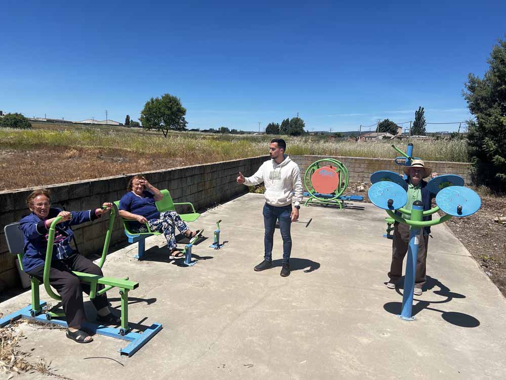 Los mayores de Campo de San Pedro, en las instalaciones cercanas al centro de día.