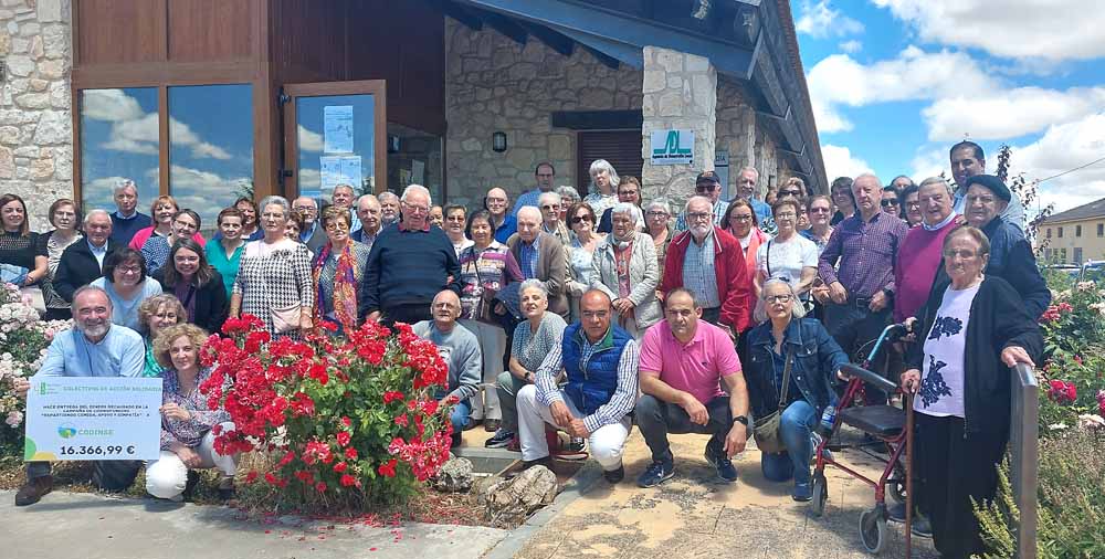 Los asistentes al acto de décimo aniversario de la apertura del servicio de comedor, en el edificio que acoge el centro de día de Campo de San Pedro.
