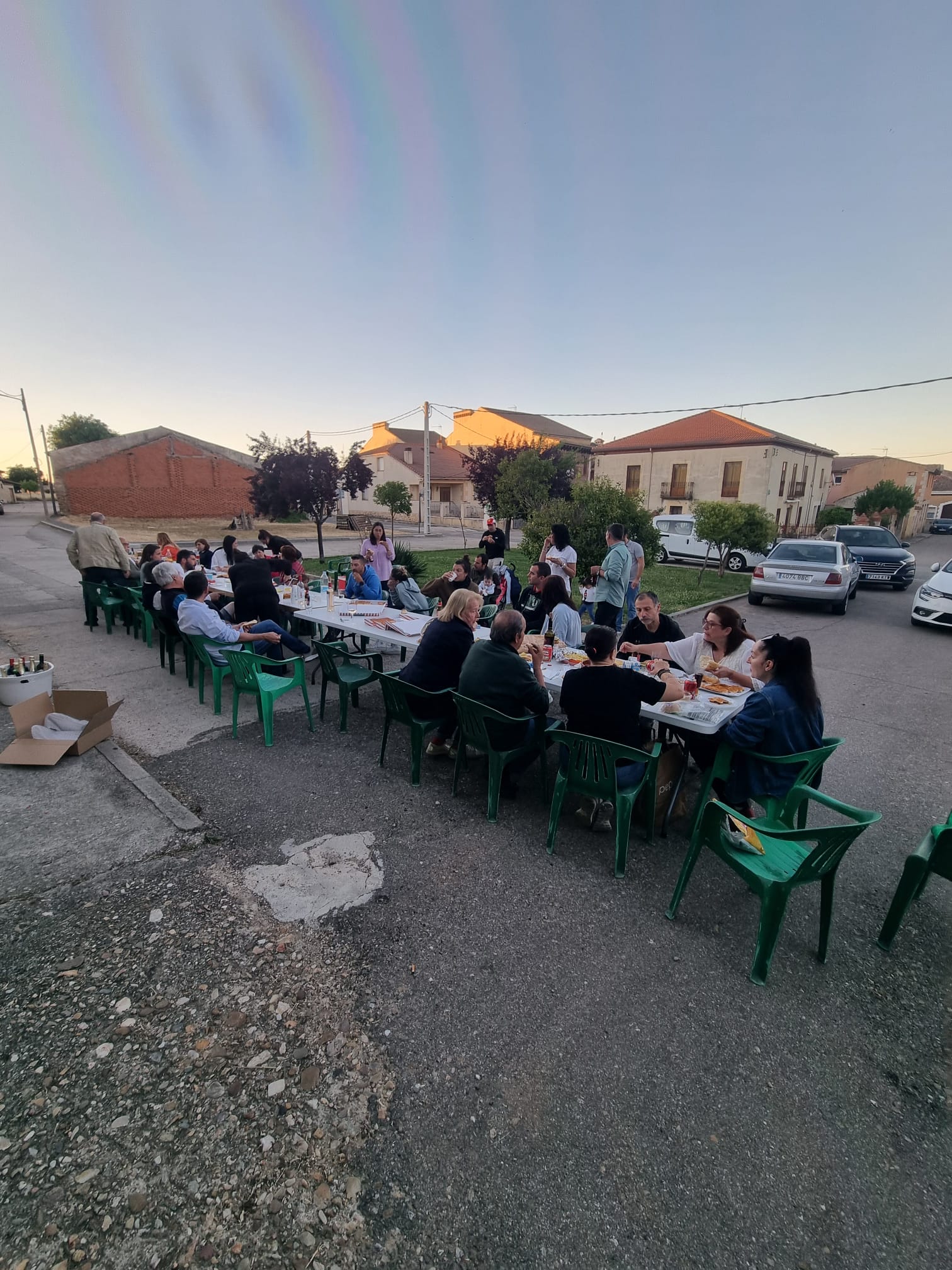 En Grajera, los vecinos se concentran en la plaza del pueblo para cenar antes de prender el fuego.