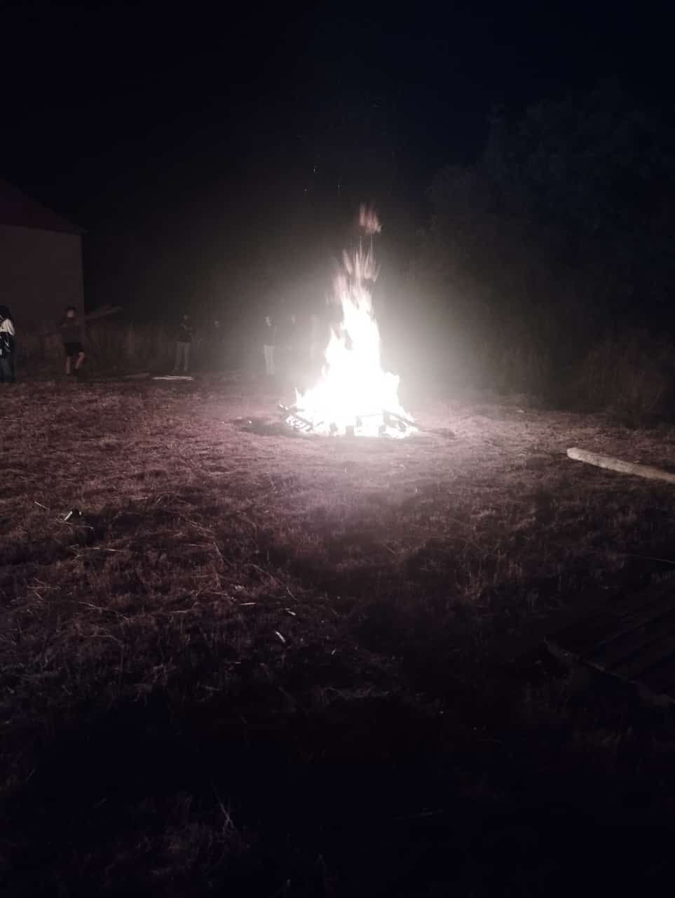 Imagen de la hoguera en la zona situada detrás del polideportivo municipal en Riaza.