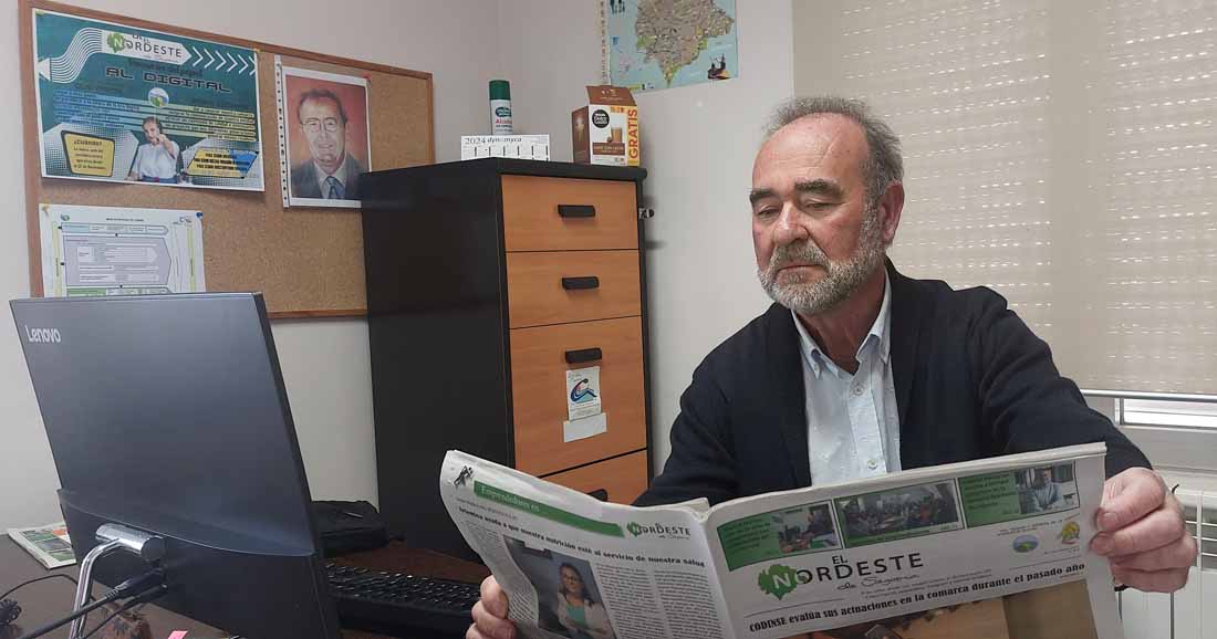 Jesús López leyendo uno de los números más recientes del periódico, que a partir de ahora cambia su formato al digital de manera definitiva, aunque anualmente los suscriptores recibirán una edición especial en papel con las noticias más relevantes.