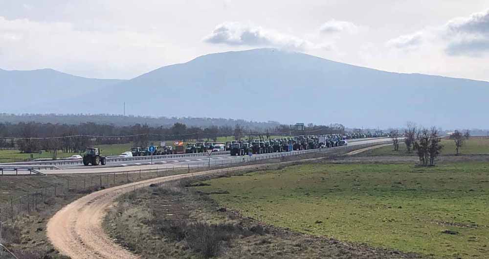 El pasado 6 de febrero, varios agricultores del Nordeste de Segovia acudieron a la movilización que se convocó en la localidad de Cerezo de Abajo. Desde allí, partieron rumbo a Castillejo de Mesleón, desde la Nacional 1, en señal de protesta por las duras condiciones que atraviesa el sector agrario.