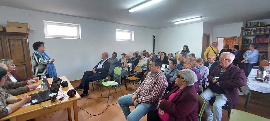 María del Mar Martín, gerente de CODINSE, durante su intervención en el acto de presentación del libro en Navares de Ayuso, tierra natal de María José, una de las autoras.