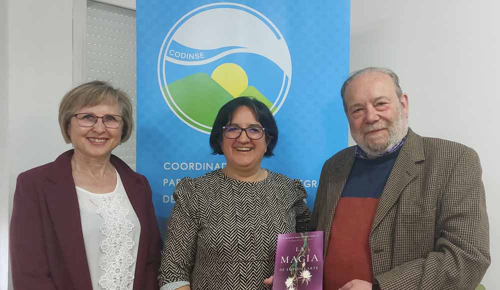 Esmeralda Arribas, María José Bartolomé y Juan Martos posan con un ejemplar de La magia de empoderarte.
