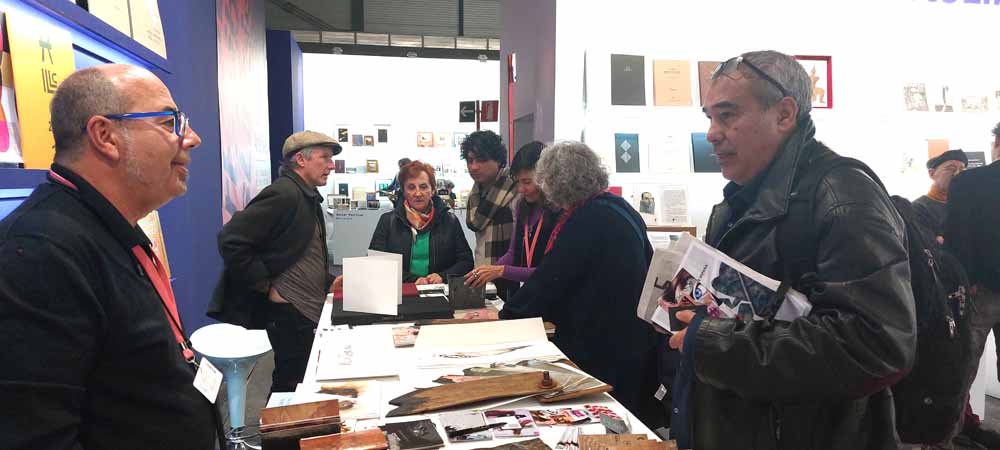 Antonio Sánchez, propietario de Fontanar Ediciones de Riaza, junto al artista Luis Moro (al fondo), en la última edición de ARCO Madrid.