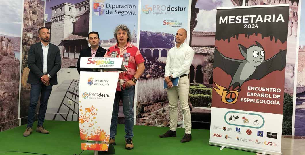 Lucio de Pablos, vicepresidente de la Federación de Espeleología de Castilla y León, durante su intervención.