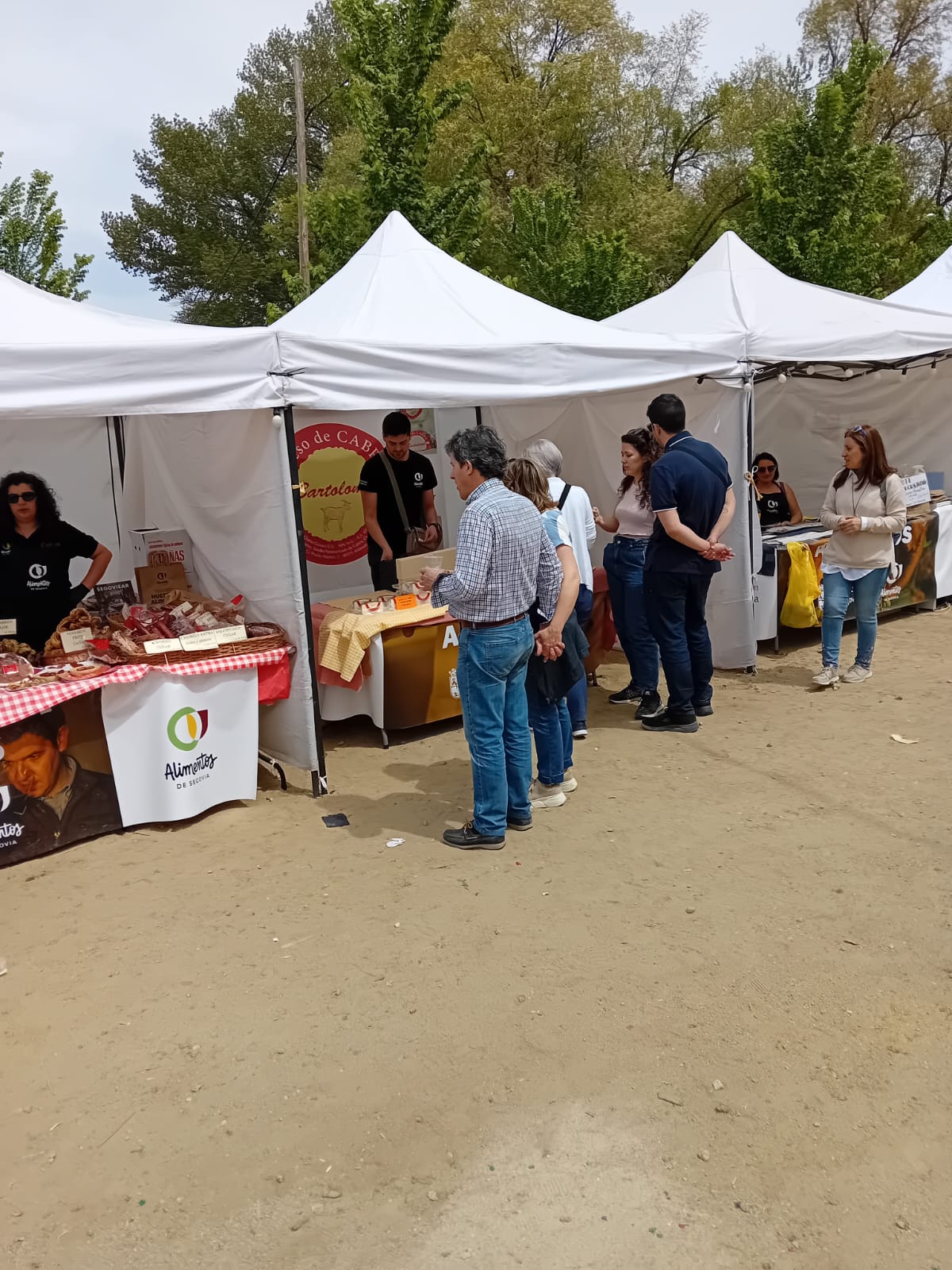 En la carpa central, Germán Bartolomé atendiendo en una feria de muestras ofreciendo los quesos de la marca.