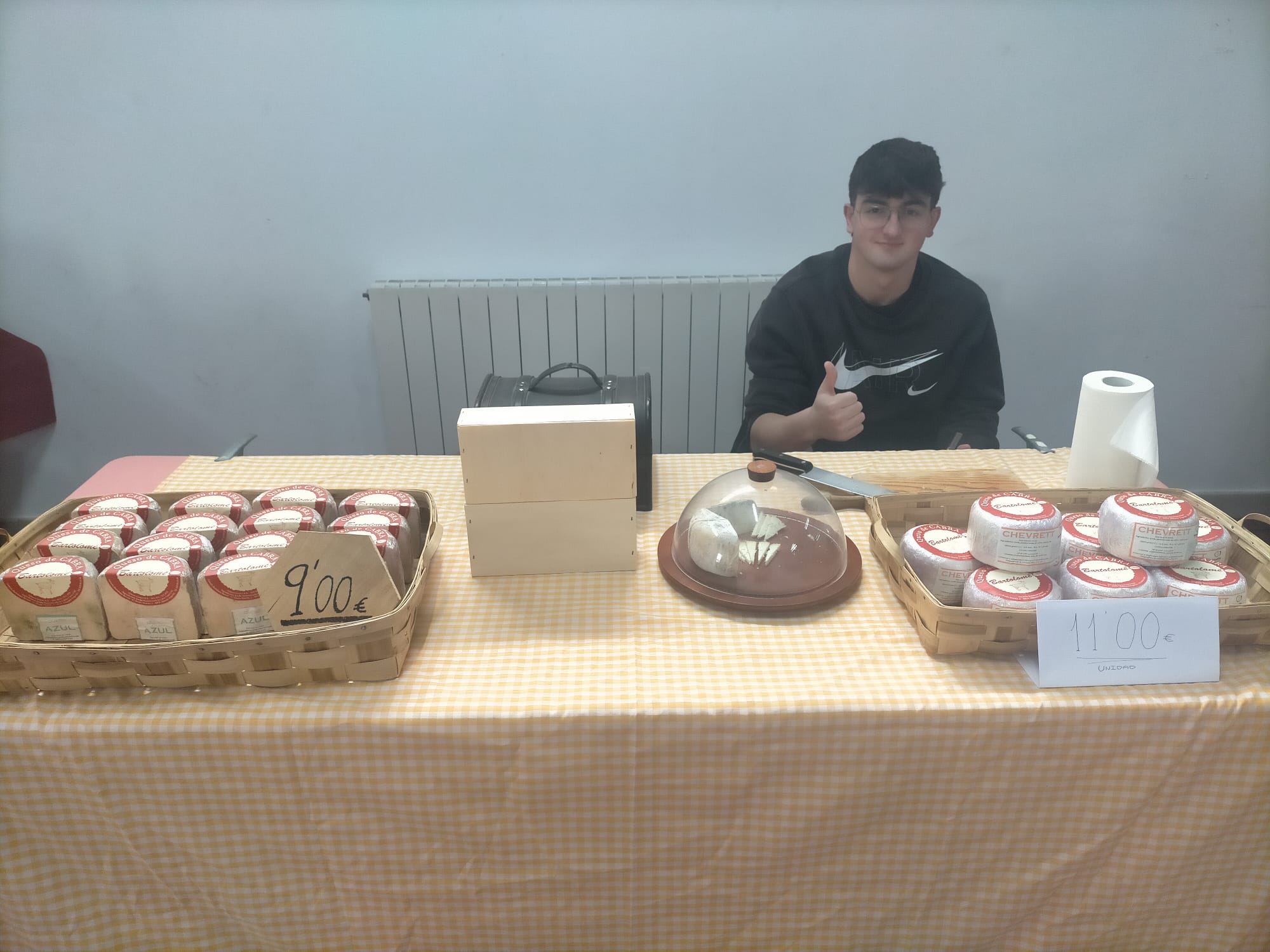 Víctor Bartolomé expone los quesos azul a la izquierda y la chevrett a la derecha.