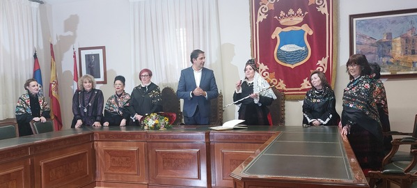 Entrega de la "vara de mando" del Alcalde de Riaza a la Alcaldesa aguedera en 2024.