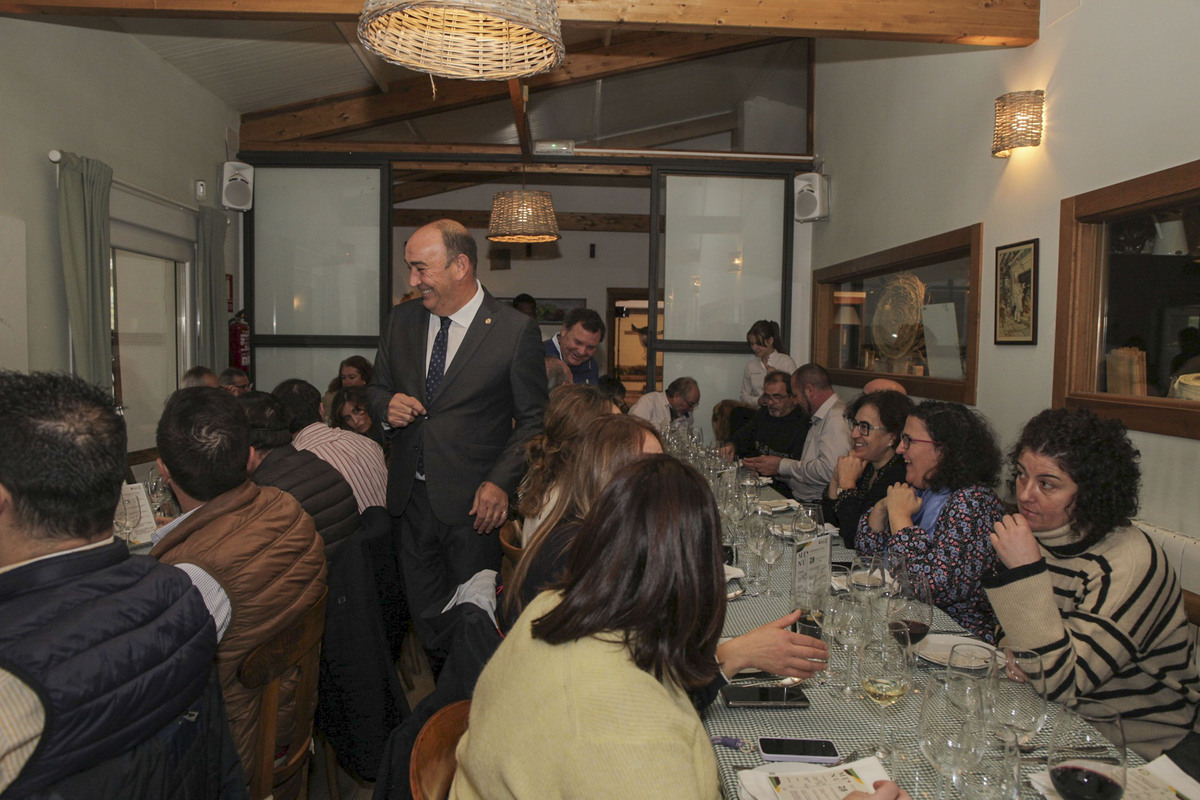 En la imagen, el presidente de Diputación de pie junto a los hosteleros y la gerente de CODINSE.