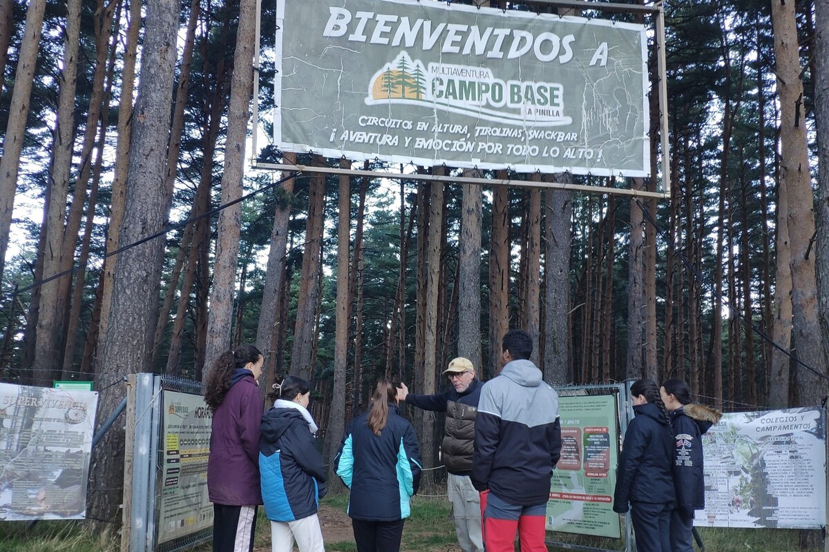 Los participantes del curso de parque de cuerdas en la entrada del Parque Multiaventura Campo Base