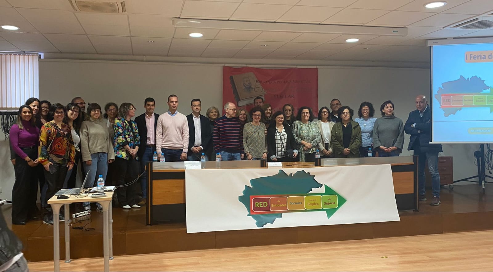 Los participantes y parte de los asistentes en la I Feria de Empleo Rural en una foto para el recuerdo