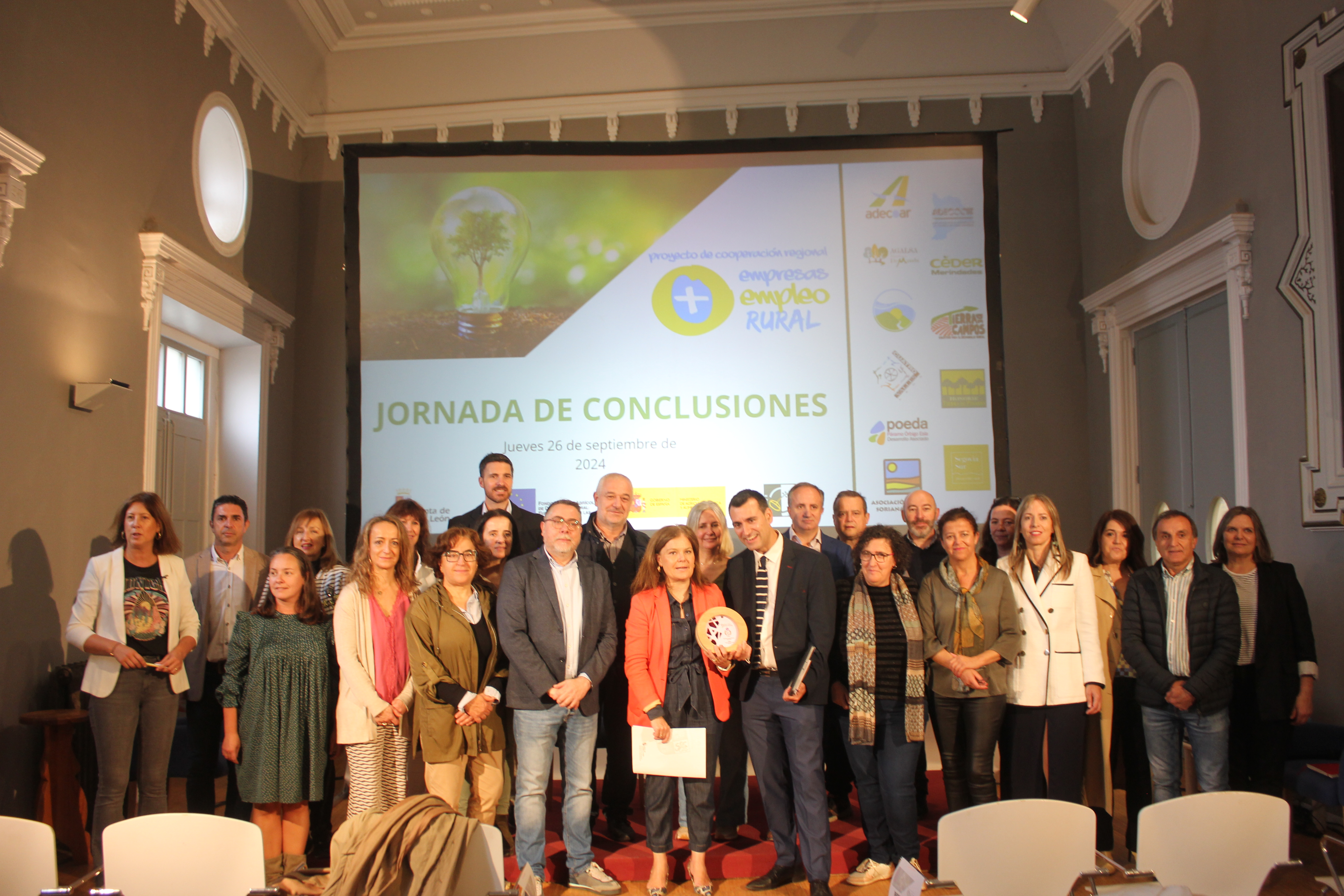 Foto de familia +empresas+empleo+rural