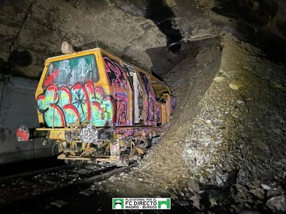 La parte de la bateadora que no está enterrada por el derrumbe del túnel está grafiteada. - Foto: Plataforma por el Tren Directo