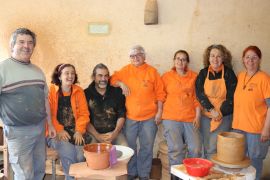 Juan Carlos Martín (a la izquierda) junto a sus seis alumnos