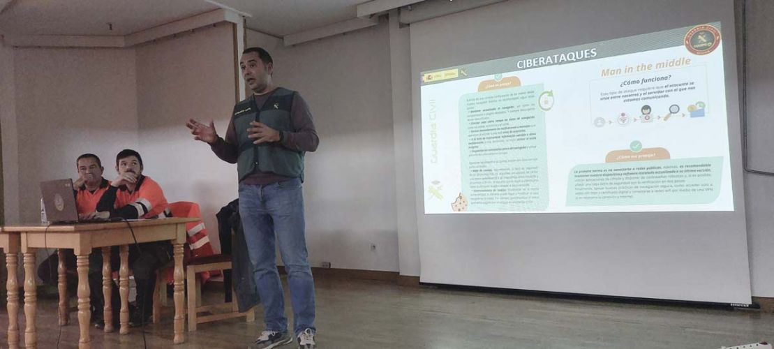Protección Civil y el Ayuntamiento de Riaza organizaron esta jornada sobre ciberdelincuencia el 30 de noviembre en el centro cultural de la localidad.