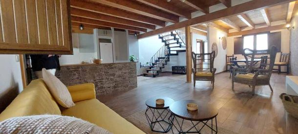 La casa rural dispone de un amplio salón comedor con baño y cocina en la planta baja, desde la que se accede a un patio en la parte trasera.