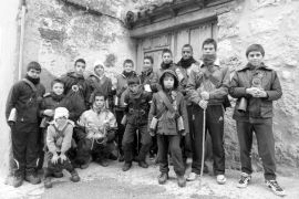 Varios niños y jóvenes del pueblo ataviados con los típicos cencerros, recordando el pasado trashumante de Prádena.