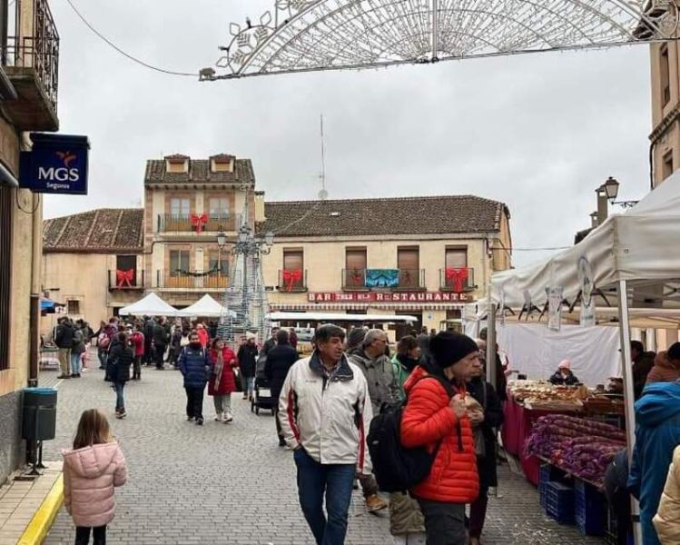 La plaza mayor de Prádena durante el Mercado del Acebo.