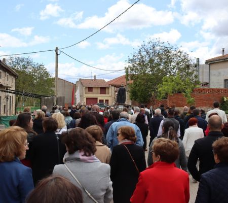 Procesión con el santo de fondo.