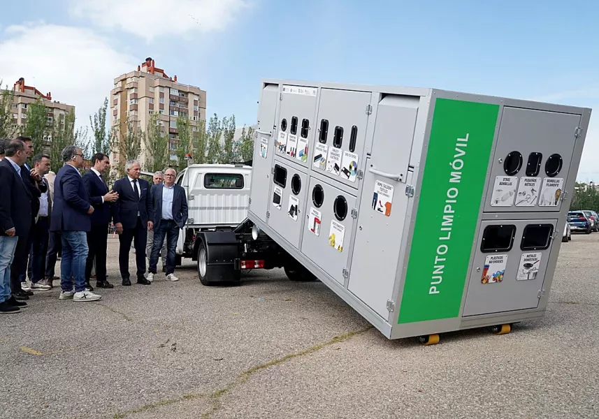 Entrega de camiones y puntos limpios móviles a las entidades locales en Valladolid