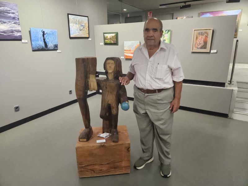 Mariano Montero, junto a una de sus esculturas presentes en la exposición en el Ateneo de Madrid el pasado mes de octubre.