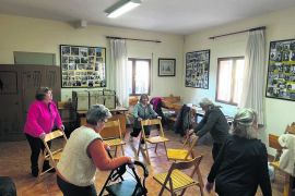 En Santa Marta del Cerro varias alumnas realizan ejercicios para estimular su capacidad motora, con el fin de preservar la movilidad.