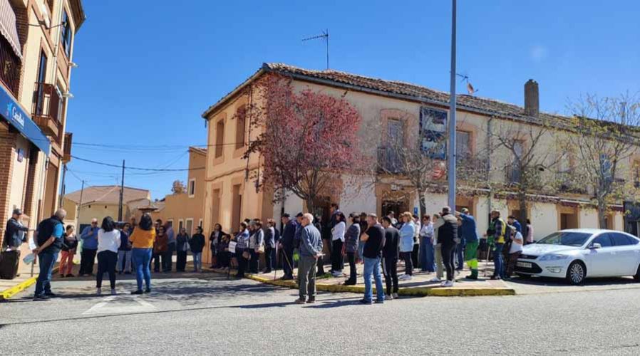 Imagen de la concentración en Boceguillas frente a la sede de la sucursal bancaria.