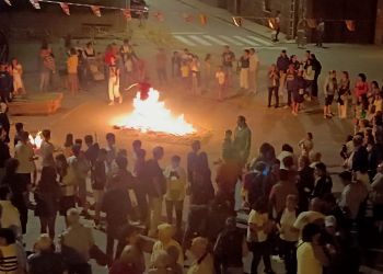 Ayllón concentra a un público numeroso en torno a una hoguera que es saltada por varias personas.