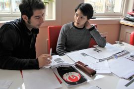 Jóvenes estudiando inglés