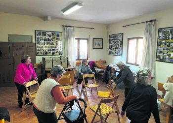 En Santa Marta del Cerro varias alumnas realizan ejercicios para estimular su capacidad motora, con el fin de preservar la movilidad.