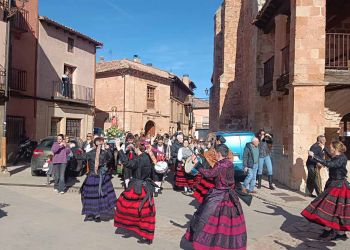 Procesión en honor a Santa Águeda por las calles de la villa de Ayllón. / FOTO: BELÉN DE MARCOS.