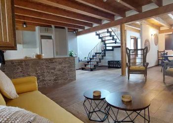 La casa rural dispone de un amplio salón comedor con baño y cocina en la planta baja, desde la que se accede a un patio en la parte trasera.