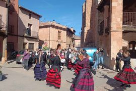 Procesión en honor a Santa Águeda por las calles de la villa de Ayllón. / FOTO: BELÉN DE MARCOS.
