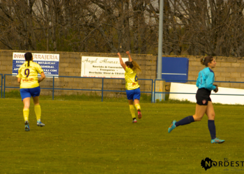 Mirian Posadas celebra un gol ante el University Athletics.